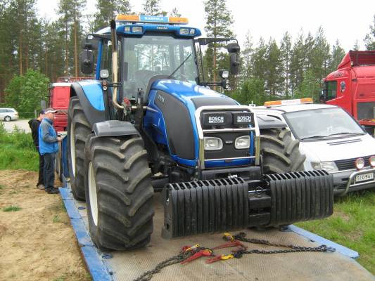 nurmeksen pulling kisoista t sarjan vallu ja on komia
harmi vaan että tämän sarjan veot jäi näkemättä kun ne oma tekoset reuhas sen lavetin paskaks!!
Avainsanat: pielisen pulling