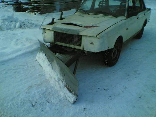 volvoon alue auran poikasta 
tehtiin tosso joutessaan tuommonen aura volvoon nii saa jää raan auki ilman että tarvii rattoria viijä uitettavaksi.... syyläri solmussa suunnittelu virheen takia perkl
Avainsanat: aura auto