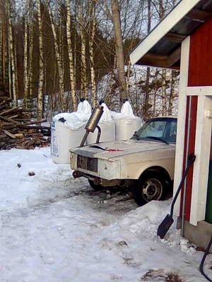 240 volvo 
tul änkkä rakennettua kone pellille jos käy kylällä ajelemassa nii ei tule heti ua:n miehet valittammaan mutta koti käytöllä tuota ei tarvihhe
Avainsanat: volvo 240