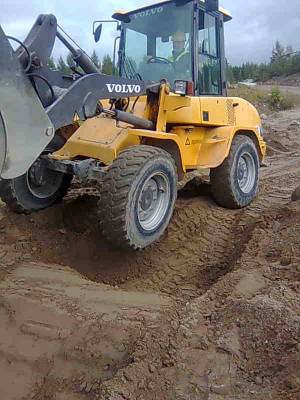 volvo l30:sen maasto ominaisuuksien testailua
tilanne ei näytä pahalle mutta kovasti ehti kuski turvavyötä jos oliskin kuatunnut... mutta ei myö nurin tuota saatunna. jyväskylän aikuisopiston kone
Avainsanat: volvo l30