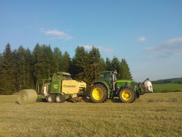 JD 7530 + Krone vp1500
Kuivaheinän paalausta 2013
Avainsanat: JD