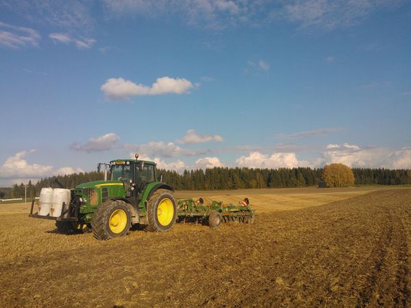 Yhdistelmä muokkailua
JD 7530 + omatekele centaur+catros
Avainsanat: Deere