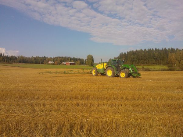 JD 6430 + JD 732
Juolan ruiskuttelua suolta
Avainsanat: Deere