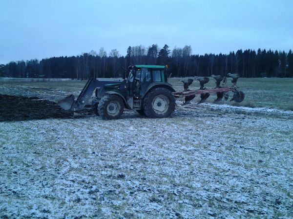 Syksyn viimeisiä vai kevään ensimmäisiä kyntöjä.
Kävin tuuraamassa urakoitsijaa kyntökiireissänsä. 11.1.2014 maa oli sopivan kohmeessa ja meni hyvin. Seuraavana päivänä maa oli umpi jäässä.
Avainsanat: N 141 Agrolux