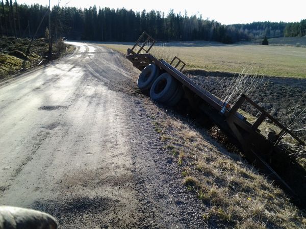 Voisinko lainata lavettia?
Ring ring... Ööö kävi pieni vahinko. Mitäs nyt tehdään? P.s Muistakaa aina varmistaa, että vetokoukku on varmasti mennyt lukkoon!!!
Avainsanat: Lavetti