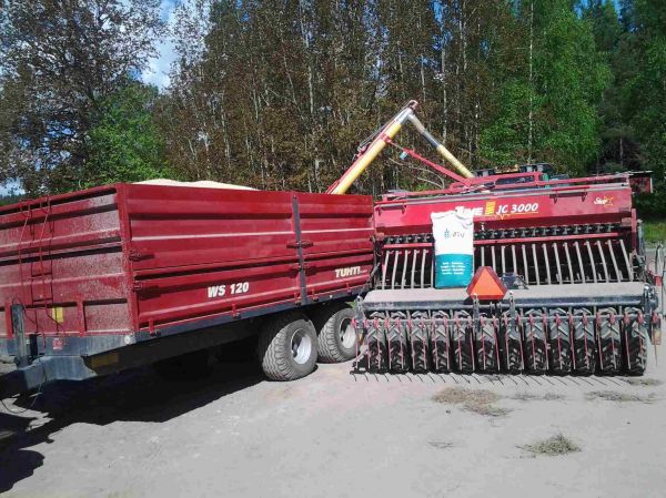 Herneen lastaamista.
Siemenet saa kyytiin vaikkei peräkärrin kippiä nostakkaan.
Avainsanat: Tume Mäkireini N111