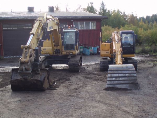 Hiekkalaatikon teho kaksikko
Löytyi vanha kuva arkistosta. Pientä kokoeroa.
Avainsanat: Komatsu pc 290 LiuKong 915D