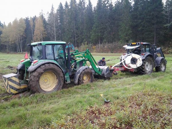 Salaojitusta
Vuokrapelloille hieman lisää imuja. Sen verran aura pistää hanttia, että pitää lykätä toisella traktorilla.
Avainsanat: JD 6230 Valtra 203V