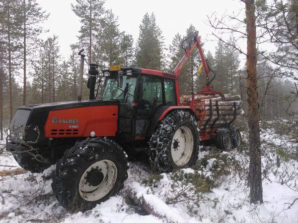 Valmet 8400 Hakki ja Lame
Tukinajoa
Avainsanat: Valmet 8400 Hakki Lame Puunajo metsä tukki