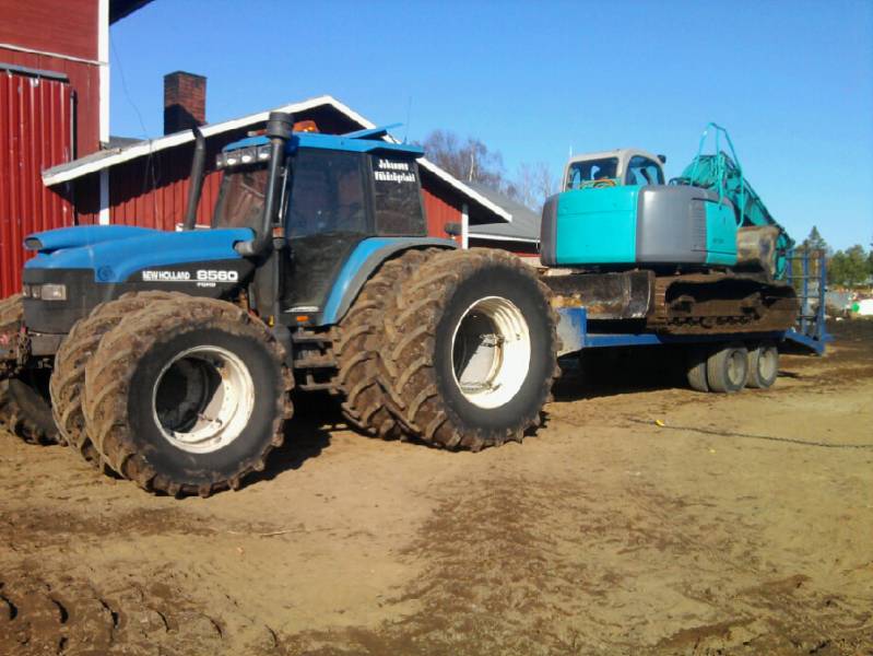 NH8560+KOBELCO SK 135LC
Kaivurin lavetointia
Avainsanat: äijä