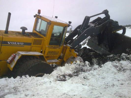 Volvo L120C
Palaturpeen seulonnassa tipahti vähä auma alueen läpi.
Avainsanat: volvo