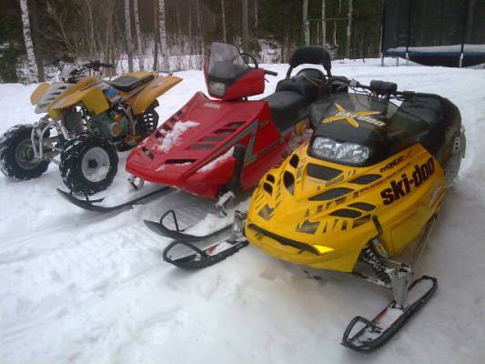 ski-doo mxz440x,yamaha exciter2 570 ja havai mönkkäri.
patikko hakkuri,perhe kelekka ja pihan multaaja
Avainsanat: justus