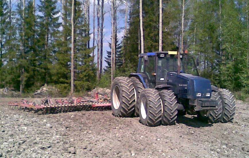 Sisu Valmet 8400 & Väderstad NZA 800
Savikon äestelyä
Avainsanat: Sisu Valmet Väderstad