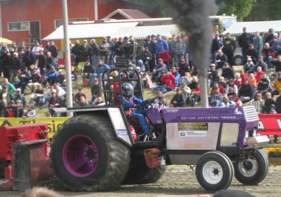 Foxy Beibe
Super Farmi 3500 kg 86,46 m/66,01 m/5. sija Tractorpulling SM 2009 Alahärmä
Avainsanat: foxy beibe zetor