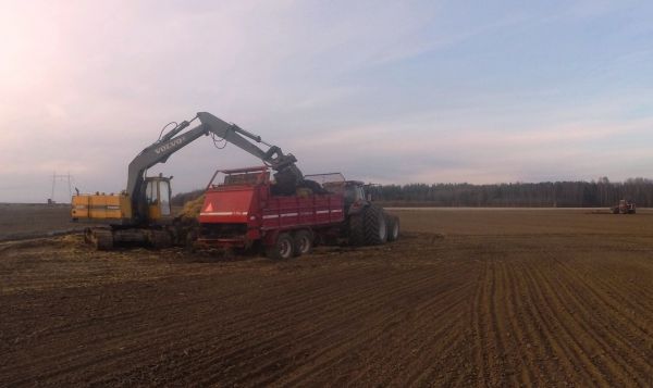 Kevättöitä 2014
Kakkaa leviälle ja piiloon. Versatile yrittää tulla ohi :)
Volvo Ec 200c, JF 12000 ST, Valtra T 170 C
Versatile 935 V8, Väderstad NZ 11,3 m
Avainsanat: versatile jf kakka volvo valtra väderstad