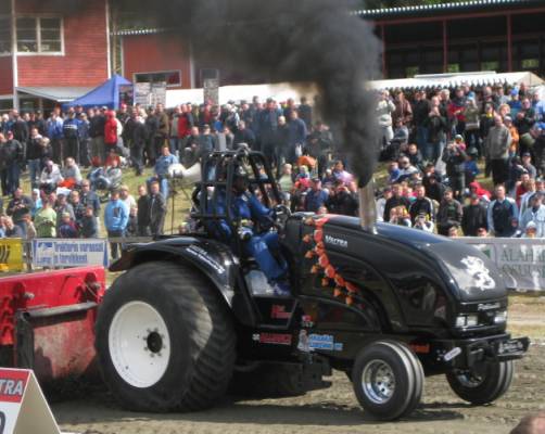 Hot Hunter
Super Farmi 3500 kg FP/67,52 m/1. sija Tractorpulling SM 2009 Alahärmä
Avainsanat: hot hunter valtra