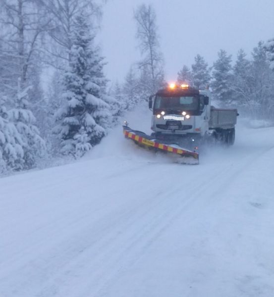 Talvista tienhoitoa
Sisu E 18 10x4 keulassa Arctic Machinen aura, kyllä lumi lentää
Avainsanat: Sisu AM lumi auraus