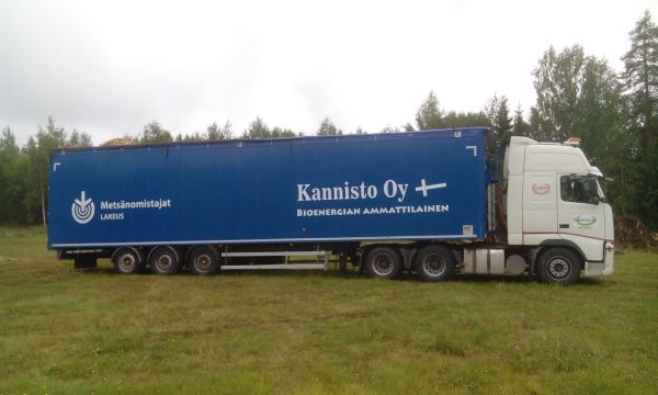 Hakkeen ajoa
Volvo lähtee kohti voimalaitosta rankahakekuormassa
Avainsanat: hake volvo FH