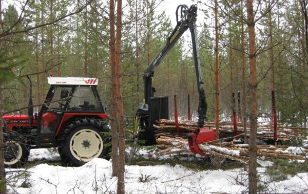 Rankamettäs
Zetor 7745 Jubilee, Hakki 2551 ja Hakki 91. Vielä on lunta maas, tuluvaa orotelles...
Avainsanat: zetka hakki ranka mettä puu