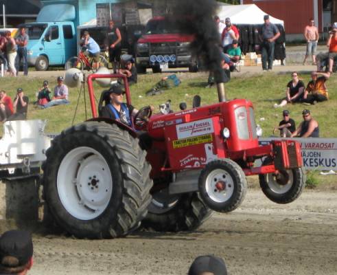 Nuffield 4
Farmi 2500 kg 92,52 m/ 70,85 m/ 3. sija Tractorpulling SM 2010 Alahärmä
Avainsanat: Tractorpulling SM 2010 Alahärmä