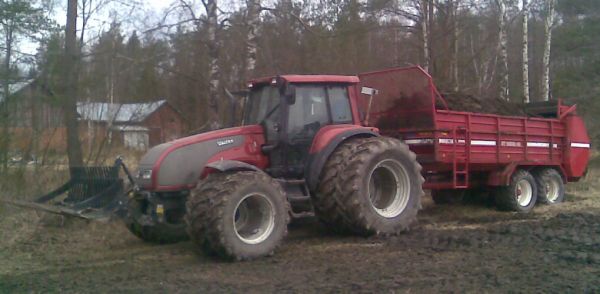 Valtra T 170 ja JF ST 12000
Punaisilla paholaisilla paskaa peltoon
Avainsanat: t 170 jf