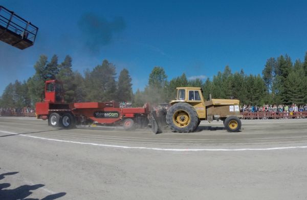 Valmet 900 vie lavettia kohti maaliviivaa
Jalasjärven vetokisoissa:
4500 kg voittaja
6000 kg sijoitus 4.
Avainsanat: valmet 900 pulling