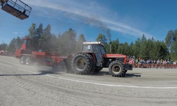 Zetor 14145 kiskoo lavettia
Jalasjärven vetokisat:
Luokka 6000 kg
Avainsanat: zetor pulling 14145 6000kg