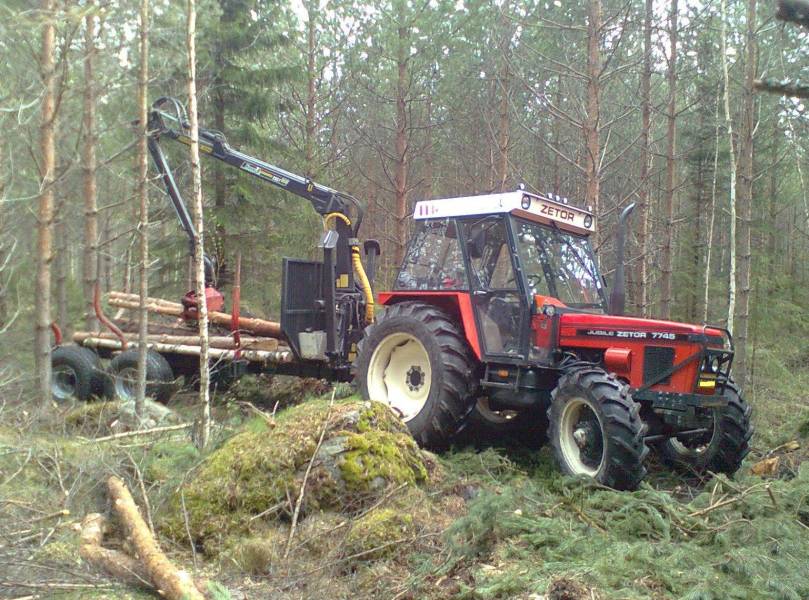 Zetor 7745 Jubile ja Hakki 2551/91
Viimeiset puut pinolle ennen kesää, ensi syksyn/talven työmaa näkyy raktorin takana
Keywords: setori mettäs puita