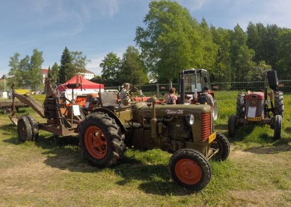 Farmari 2017 weteraanikoneita
Zetor 25 A perässään Raahe Oy:n valmistama Temmes-vaijerikaivuri.
Takana näkyy myös Massey-Ferguson, Belarus sekä David-Brown

Avainsanat: setka temmes farmari weteraani maatalousnäyttely