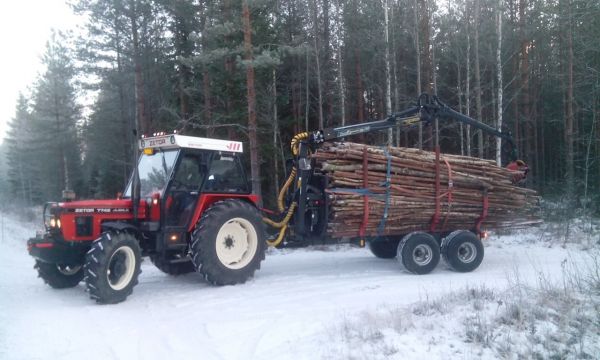 Zetor 7745 Jubile ja Hakit 2551/91
Hakkurille syötävää hakemassa
Avainsanat: Zetor Hakki 7745