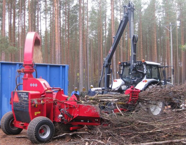 Risujen haketusta
Valtra T 162e antaa vauhtia Junkkari HJ 500:n laikalle, Junkkari 4569 annostelee lisää syötävää kuljettimelle
Avainsanat: valtra junkkari patruuna hake