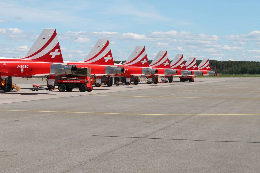 Patrouille Suisse
viimeeset kekkerit ilimeesesti ja tällääset kumminauhamoottoriset vehkeet oli paikalla, Northtrop F-5E Tiger II-suihkuhävittäjät
Avainsanat: sveitsi