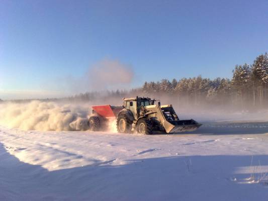 Valtra T171 ja kalkkivaunu
Kalkinlevityksessä napakassa pakkasessa.
