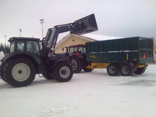 Valtra 202 versu ja valtra T170 multiva traffic, Lumenajossa.
Kokeilu versu.
Avainsanat: multiva