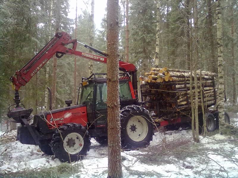 Valmet 6400, patu 925 ja patu 110md kärry
Puiden ajossa
Avainsanat: valmet, patu