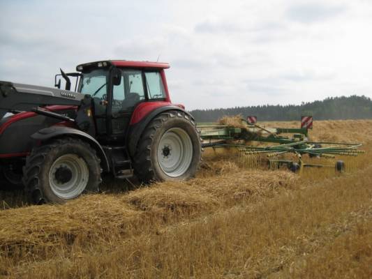 valtra t150 ja krone 900
olkien karhotusta
Avainsanat: valtra krone karhotin