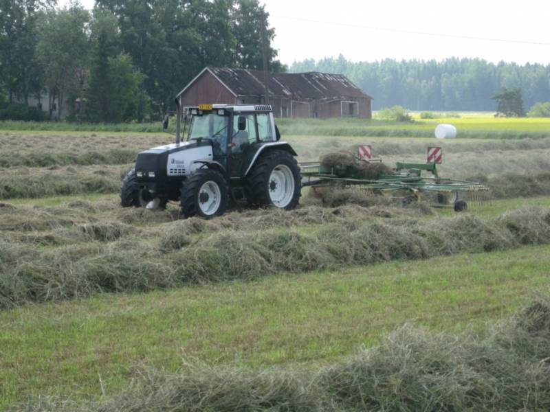 Valmet 8400 ja krone ks900
Säilöheinän karhotusta
Avainsanat: Valmet, krone, karhotin