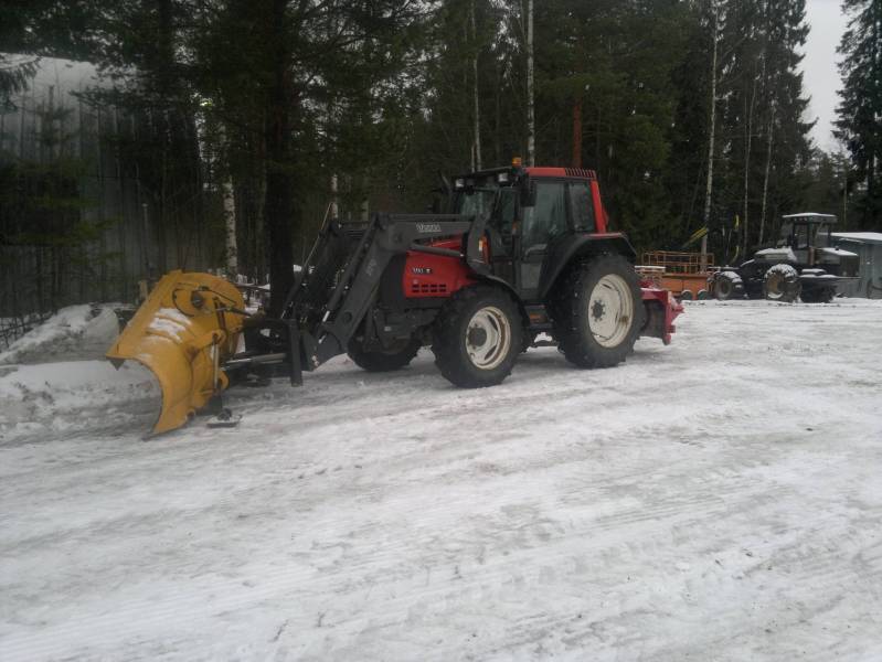 Valtra 6350ht ja ala-talkkari 231 ja karitek 320 alueaura
auraamasta tulossa ja remonttia linkoon rupeemassa tekemään... booriakseli katkes...
Avainsanat: valtra 6350 ala-talkkari karitek