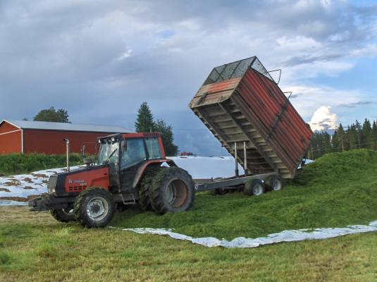 valmet 6400+velsa90
valmet kippaamassa kuormaa (urakoitsijan kone)
Avainsanat: valmet 6400