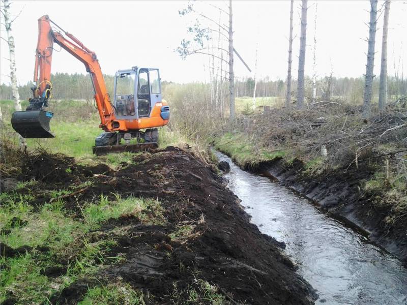 Hitachi ex45
Pikkusella laskun perkausta.
