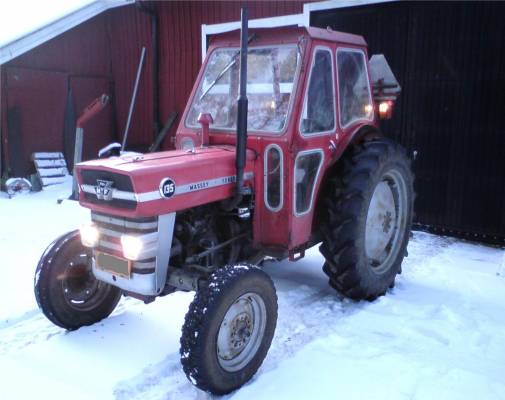 MF 135
Kytkinremontti valmis, samalla öljyt ja suodattimet vaihtoon. Taas pyörii klapikone.
