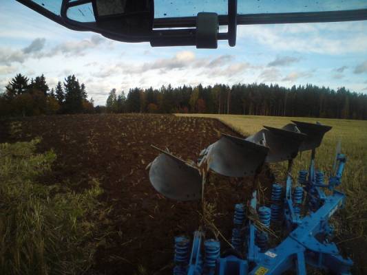 nopeet sääjöt tehtynä, kuorimia huutaa
on se ihan kohtuu yksinkertanen säätää ja hyvän jälen tekkee. pirun kevyt vetää, siipi on paljo pitempi ku esim vanhemmissa kverneissä ja kaartuu loivemmin. nopeutta kestää pitää semmosen 12kmh.
Avainsanat: Lemken