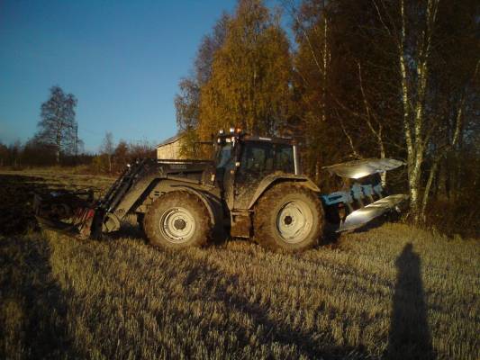 valtra 8150 ja lemken europal 6x
melko kankee päisteessä...
Avainsanat: Lemken Valtra