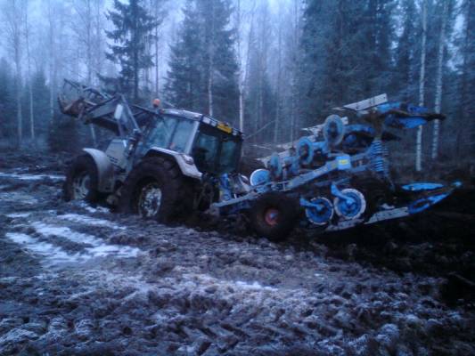 valtra 8150 ja lemken europal 6x
siihempä se humahti. ei ollu tarpeeks jäässä :D
loputki kiekot jo tullu.
Avainsanat: Lemken Valtra