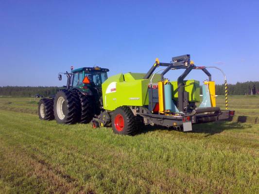 Valtra T190 ja Claas uniwrap 355.
Rehuntekoa 2008
Avainsanat: valtra claas uniwrap 355