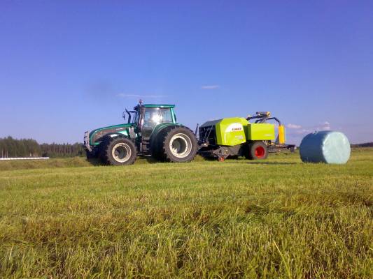 Valtra T190 ja Claas uniwrap 355.
Rehuntekoa 2008
Avainsanat: valtra claas uniwrap 355