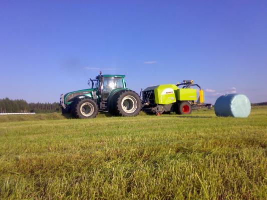 Valtra T190 ja Claas uniwrap 355.
Rehuntekoa 2008
Avainsanat: valtra claas uniwrap 355