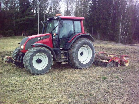 Valtra N141 + carrier 4m
Kevät muokkausta -09
