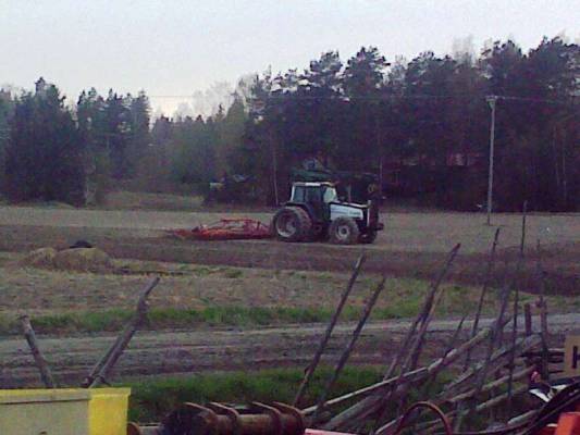 Valmet 8100T + Kronos 5000 + Väderstad 8m
Kevät muokkausta -09
