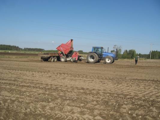 kivenkerruussa
valmet 8400 ja kivikarhu.takana 120teutsi
Avainsanat: valmet kivikarhu